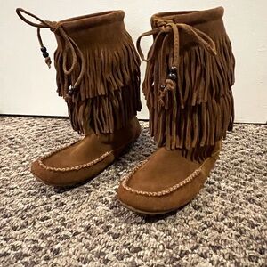 Minnetonka women’s fringe boots
